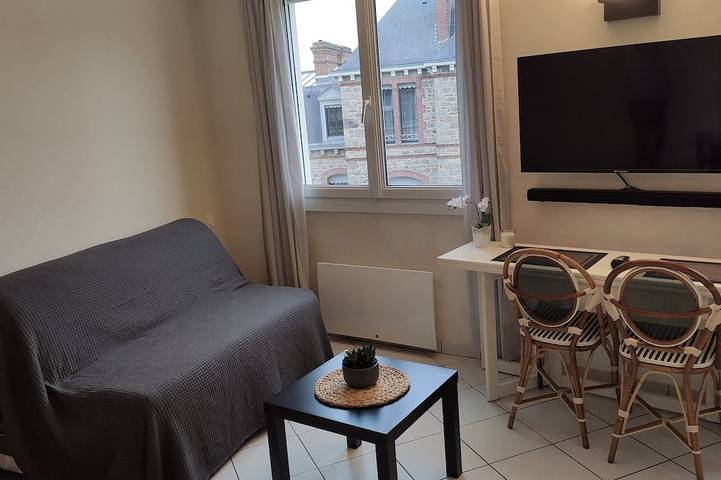 Appartement entier, Un appart à la mer, juste à descendre les escaliers et vous êtes sur la plage! in Dinard, Région de Saint-Malo