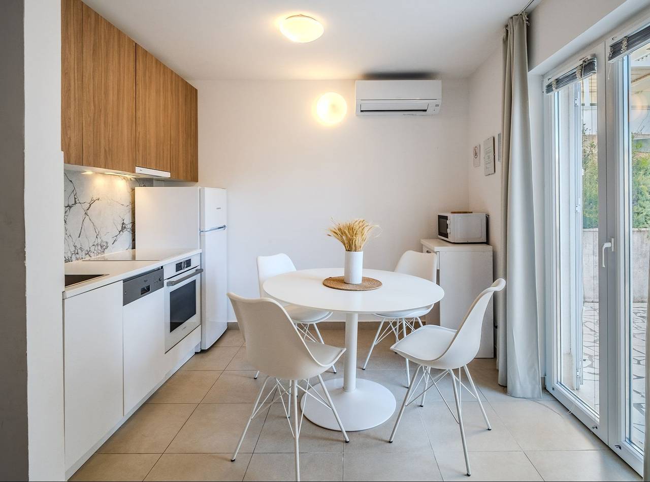 Ganzes Studio, Apartments Tomy - Studio Apartment with terrace in Sutivan, Brac