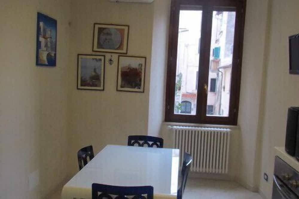 Ganze Wohnung, Alte umgebaute elegante 65 Mq Wohnung in der alten Mitte Endependant Eingang in Terracina, Pontinische Ebene