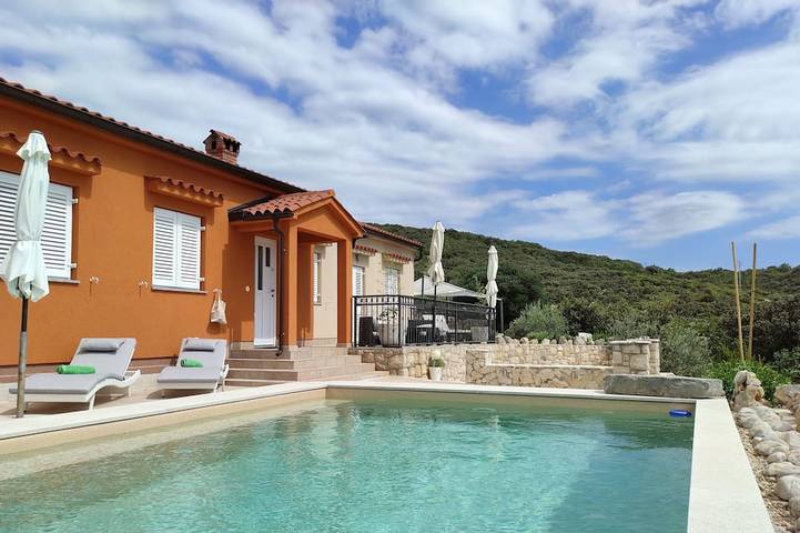Ferienhaus für 8 Personen, mit Garten und Whirlpool sowie Balkon, mit Haustier auf Cres