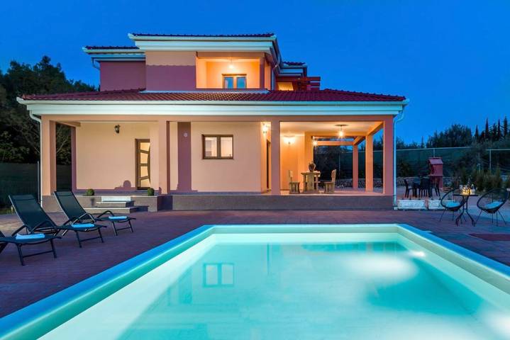 Villa für 9 Personen, mit Ausblick und Seeblick sowie Pool und Garten - 1