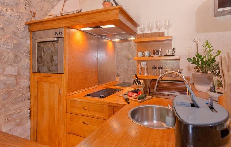 Encantador apartamento con terraza, WiFi y acceso a la playa a 2 km. in Stari Grad, Hvar (isla)
