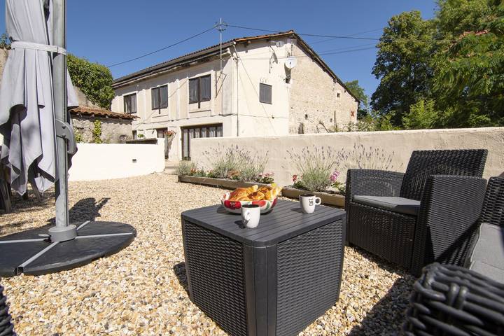 Gîte pour 4 personnes, avec jardin ainsi que piscine et terrasse à Chalais