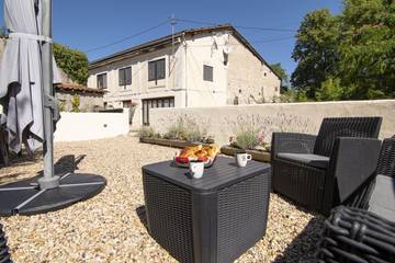 Gîte pour 4 personnes, avec jardin ainsi que piscine et terrasse en Charente