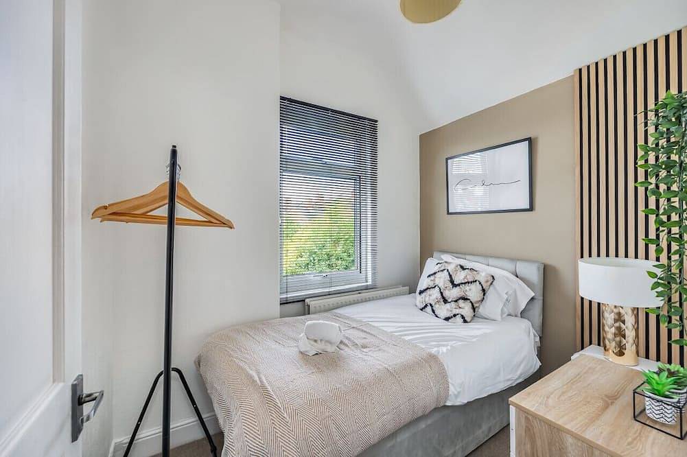 Stylish House with Pool Table, Free Parking, Fast Wifi and Smart Tvs by Yoko Property in Northampton, Northamptonshire