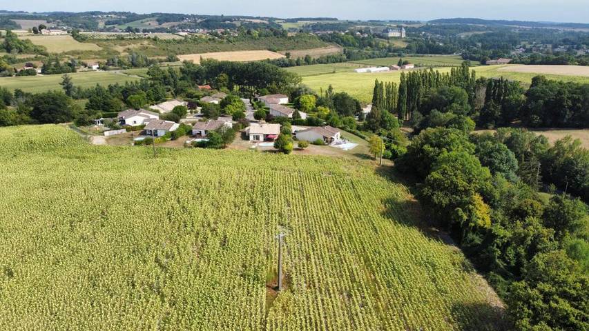 Location de vacances pour 8 personnes, avec vue ainsi que piscine et jardin à Chalais - 3