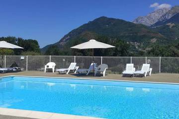 Gîte pour 4 personnes, avec terrasse et jardin ainsi que piscine et sauna à Giez