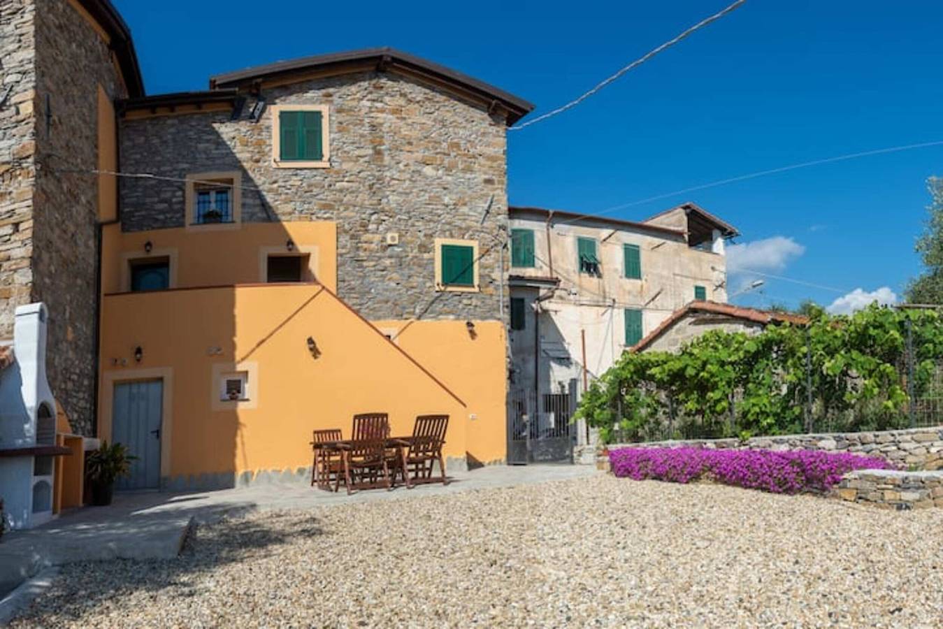 Appartamento intero, Appartamento "Giulia" con vista mare e montagna, giardino e Wi-Fi in Imperia, Riviera di Ponente