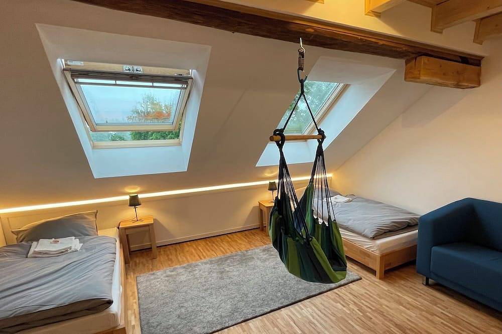 Ganze Wohnung, Großzügige, gemütliche Dachwohnung mit Bergblick inmitten vieler Ausflugsziele! in Berg, Starnberger See