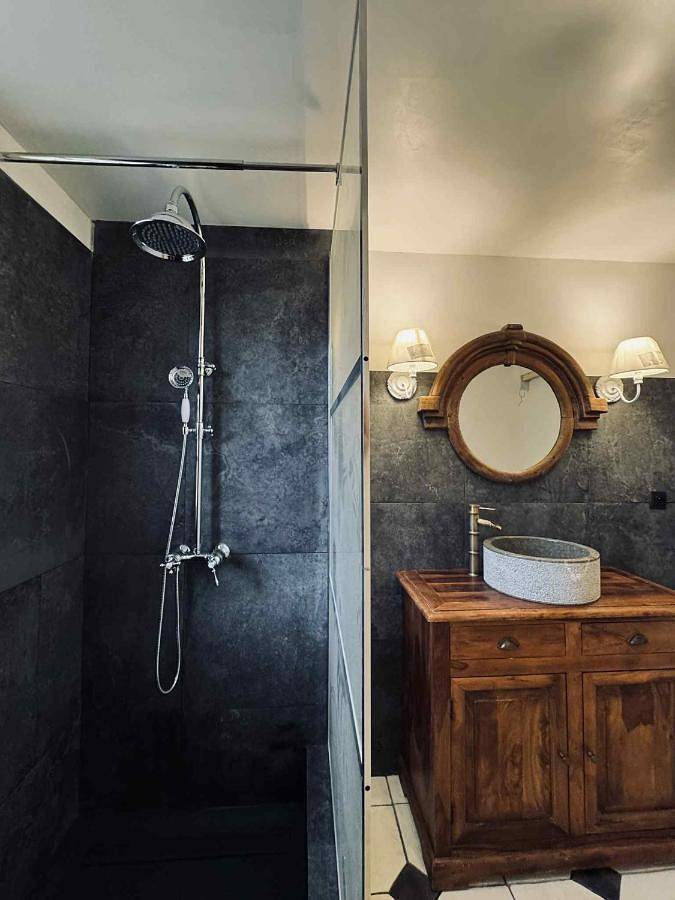 Gîte pour 8 personnes, avec jardin et vue ainsi que sauna et piscine à Puylaroque