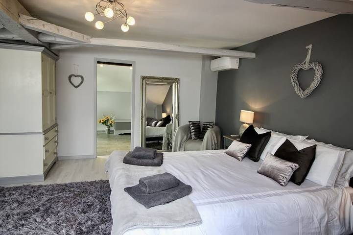 Luxury Air Conditioned + Heated Pool 4 bed 4 bath Village House in the Dordogne in Serres-et-Montguyard, Périgord Pourpre