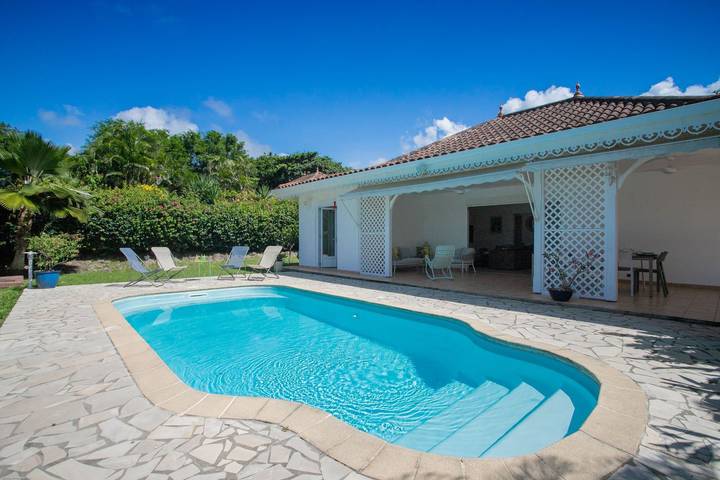 Location de vacances pour 8 personnes, avec piscine ainsi que jardin et terrasse à Le Diamant - 4