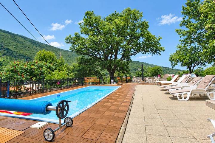 Ferienhaus für 10 Personen, mit Garten in Golovik