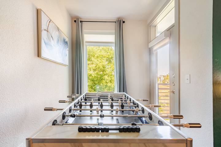 Apartamento vacacional entero, Elegante condominio frente al paseo del río, vistas a la piscina, estacionamiento gratuito, se admiten mascotas in San Antonio, Condado de Bexar