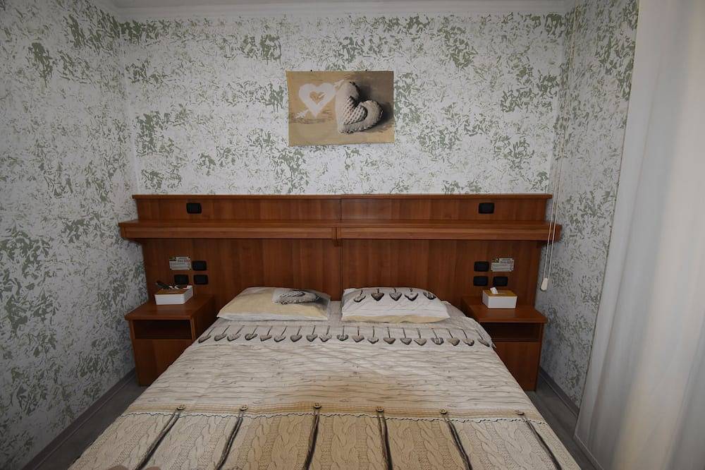 Room Vichy in Casal Morena, Rome