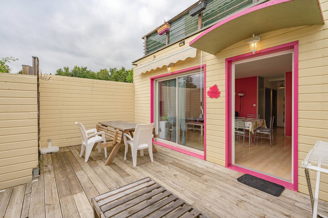 Entire apartment, Apartment 'Le Clos Du Champ De L'Amour - La Rochelle' with Pool, Wi-Fi and Air Conditioning in Saint-Simon-de-Bordes, Jonzac region