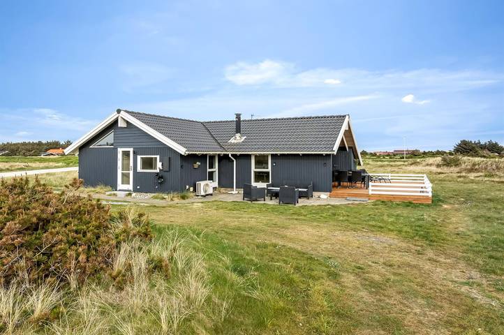 Vakantiehuis voor 8 personen, with terras and sauna as well as whirlpool in Vejlby Klit