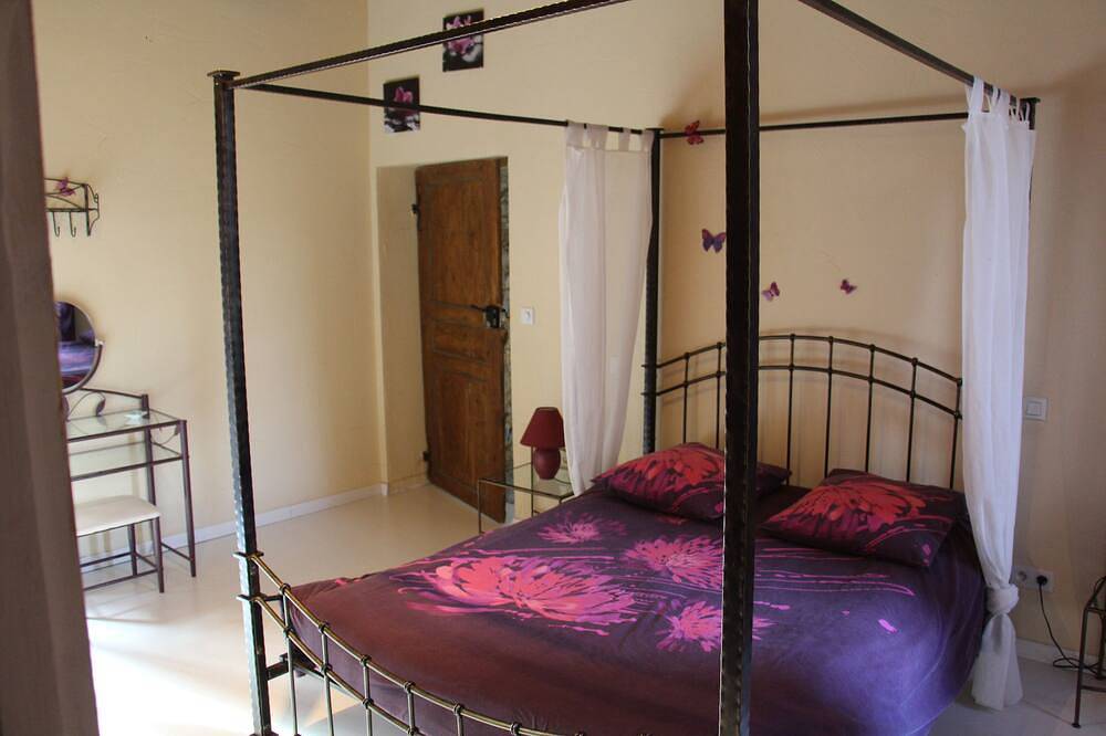Domaine d'Alcapiès Romantic Room in Saint-Jean-d'Alcapiès, Parc naturel régional des Grands Causses