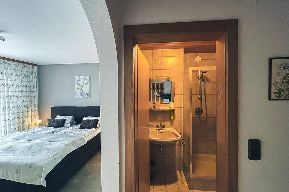 Einzelzimmer 8, Wc, Dusche - Hotel-Gasthof Lammersdorf in Millstatt, Bezirk Spittal an der Drau