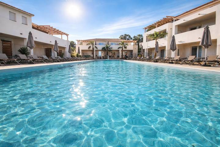 Gîte pour 5 personnes, avec terrasse et piscine à Linguizzetta