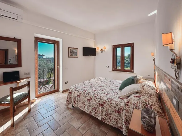 Alojamiento y desayuno para 3 personas, con terraza además de jardín y vistas - 1