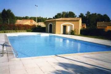 Gîte pour 4 personnes, avec jardin ainsi que terrasse et piscine à Mouriès