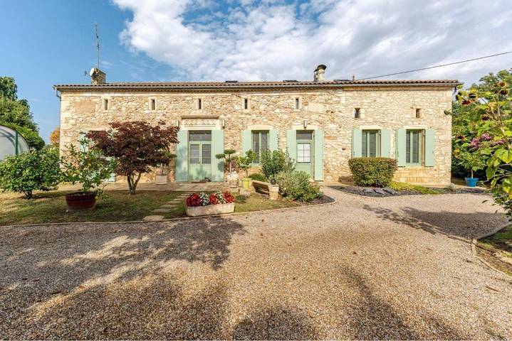 Gîte pour 4 personnes, avec vue ainsi que piscine et jardin à Mouliets-et-Villemartin