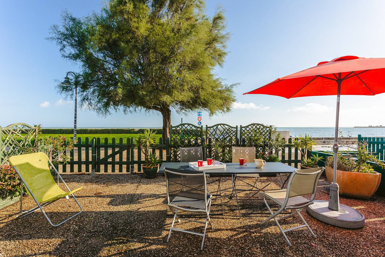 Holiday Home 'Maison De La Côte' with Sea View, Private Terrace and Wi-Fi in La Flotte, La Rochelle region