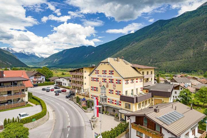 Hotel, mit Balkon und Terrasse sowie Garten und Sauna in Tarrenz
