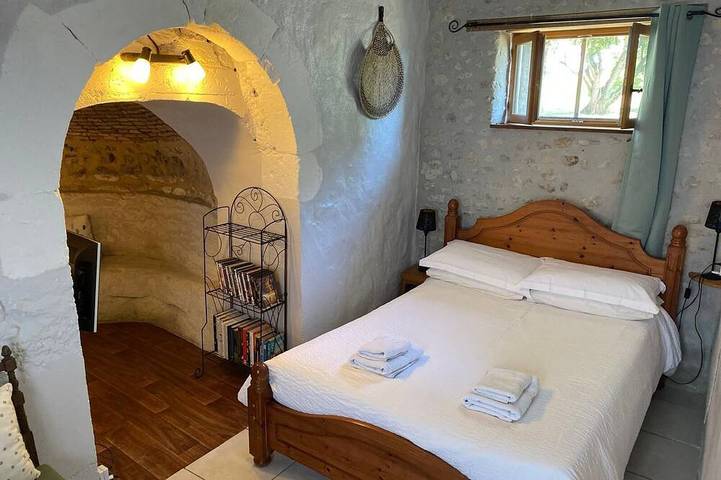 Gîte pour 6 personnes, avec piscine ainsi que terrasse et jardin à Brossac - 3