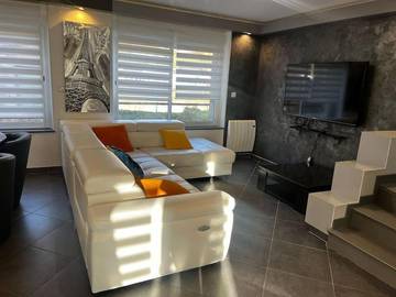 Gîte pour 4 personnes, avec terrasse et vue à Monthermé