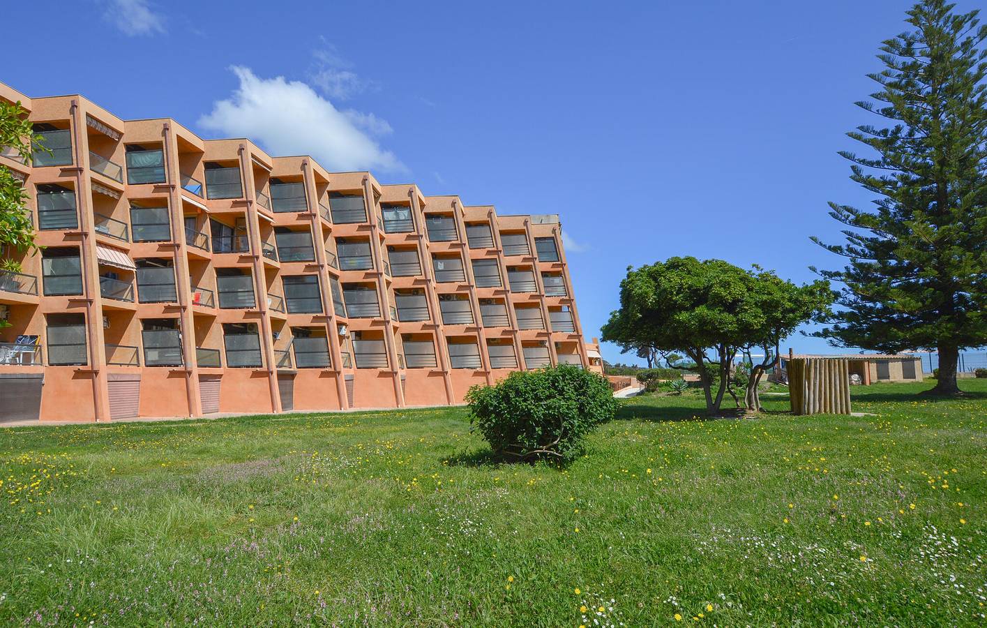 Appartement de vacances entier, Appartement confortable avec piscine, terrasse et parking, à 300 m de la plage et des restaurants in Moriani-Plage, Région de Corte