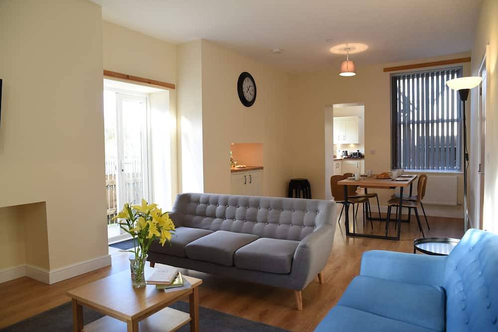 Ferienhaus-Modern-Eigenes Badezimmer-Blick auf den Hof-Afonwy House in Rhayader, Powys