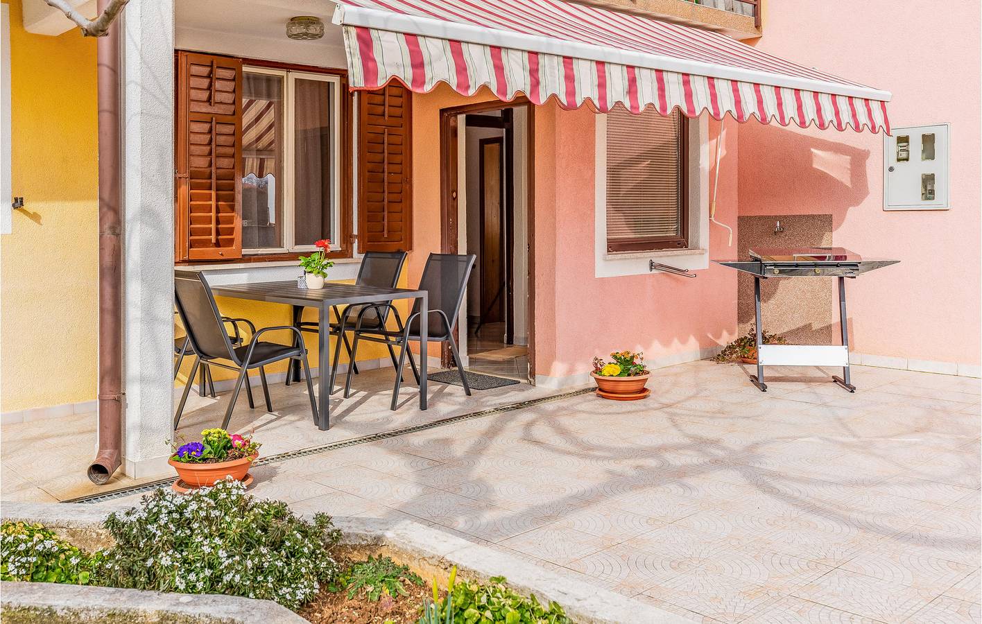 Entire vacation apartment, Vacation apartment for 5 people with terrace in Croatian Adriatic