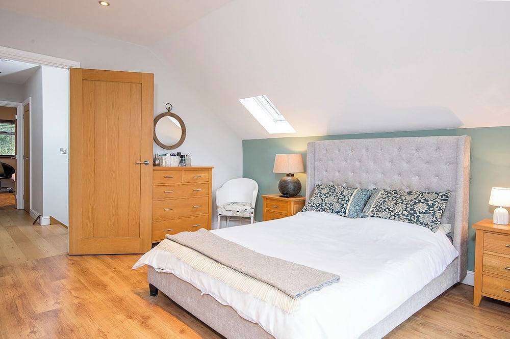 Silver Stream, Holiday Property Goodwick, nr. Fishguard, Sleeps 8, 4 bedrooms,  bathrooms in Goodwick, Pembrokeshire