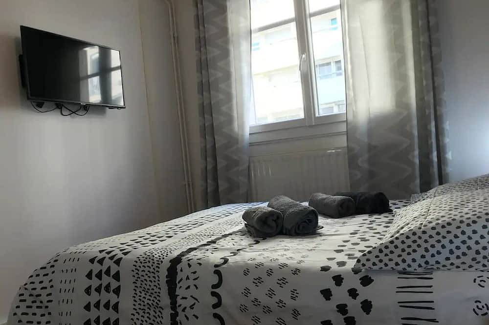 Entire apartment, Hyper Centre: Bright 2-bedroom designer apartment. in Tarbes, Hautes-Pyrénées