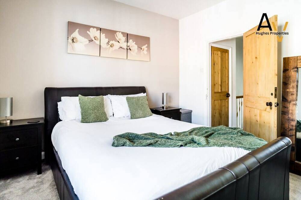 Comfortable 2-Bed House with Garden & Free Parking in Northampton, Northamptonshire