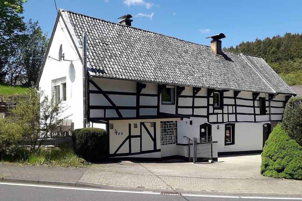 Ganze Wohnung, Eifel Natur-Retreat mit Kamin & Wanderwegen ab Tür in Roetgen, Naturpark Hohes Venn-Eifel