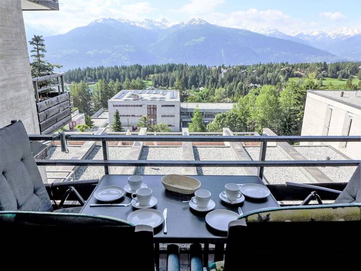 Vacation rental for 6 people, with pool and garden as well as terrace and lake view in Montana (Switzerland)