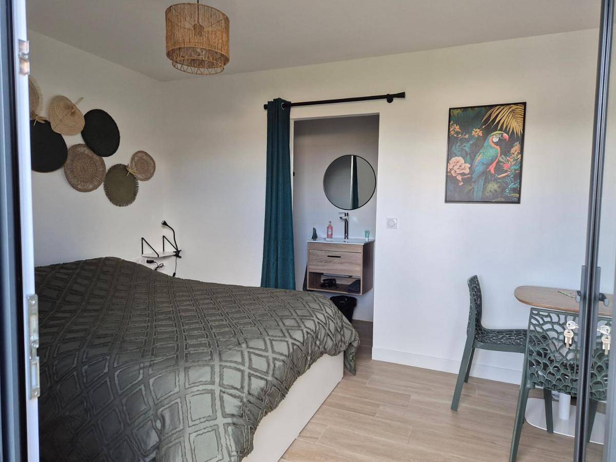 Chambre indépendante avec terrasse extérieure proche aéroport et Nantes centre in Bouguenais, Région de Nantes