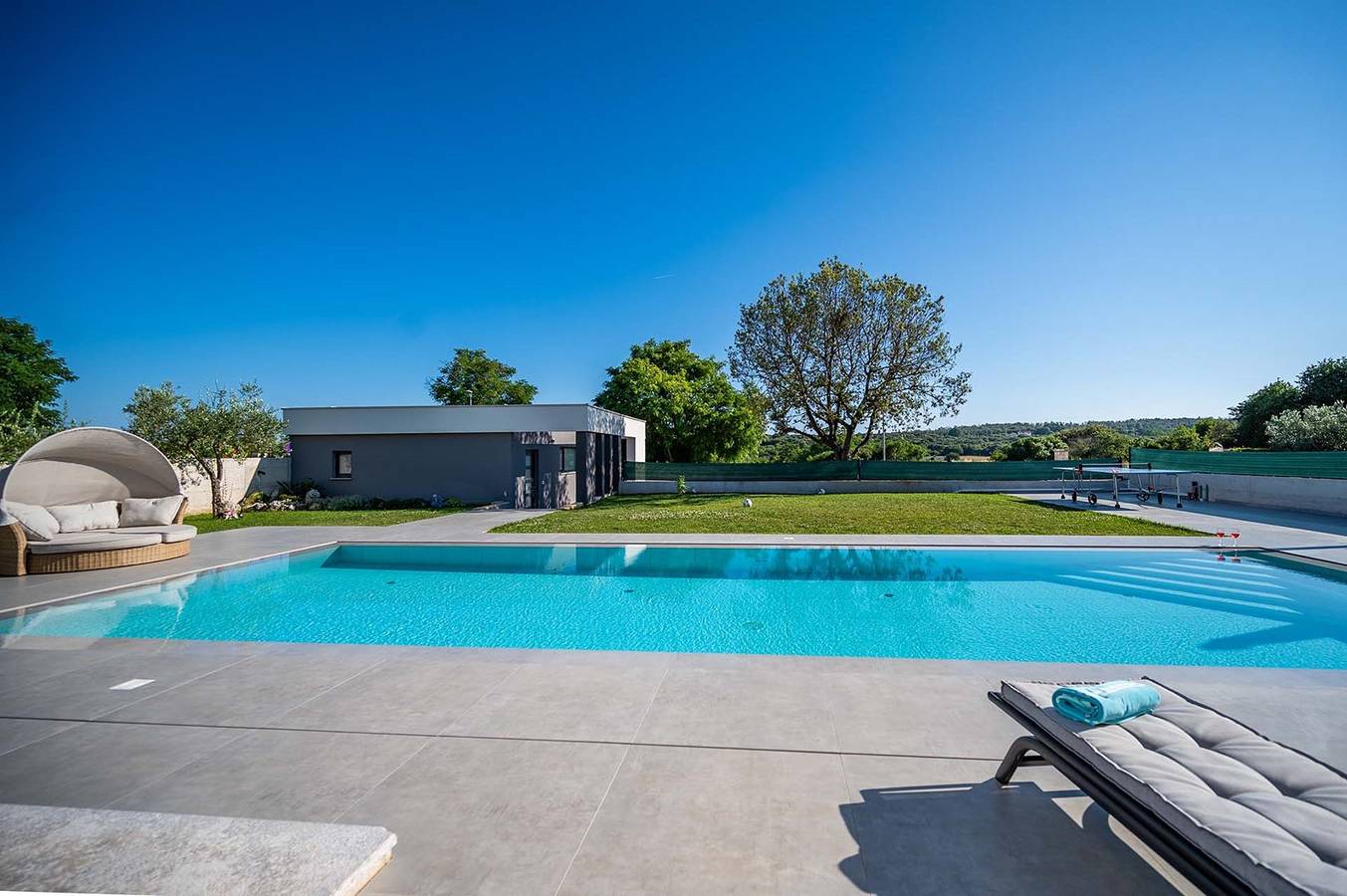 Eine moderne, sowie geräumige und elegante Villa mit Pool in Pula mit zwei fein dekorierten Wohnungen, die mit einer Innentreppe verbunden sind. in Pula-Medulin, Pula