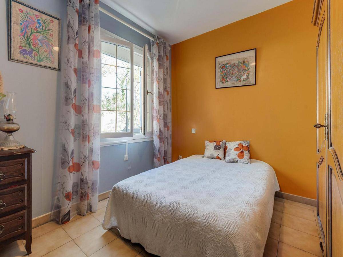 Three-Bedroom Holiday Home in Sauveterre, Région de Nîmes