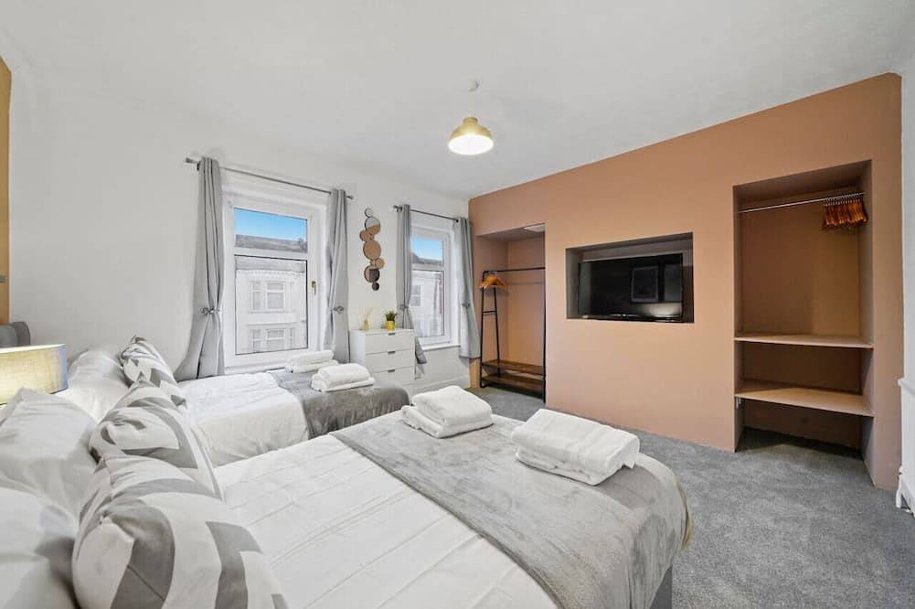 5 Bedroom House with Parking, Smart Tvs & Garden in Northampton, Northamptonshire