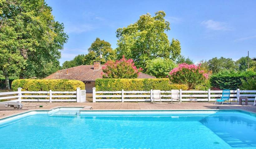 Gîte pour 10 personnes, avec jardin ainsi que terrasse et piscine