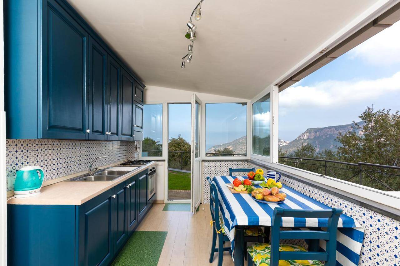 Appartamento intero, Villa Fanella, independent house with a private garden, between Sorrento&Amalfi in Piano di Sorrento, Sorrento Coast