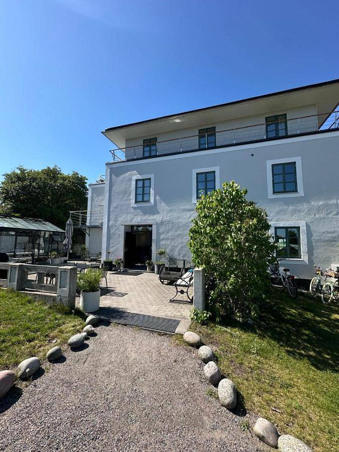 Gîte pour 8 personnes, avec terrasse ainsi que sauna et vue à Sandhamn