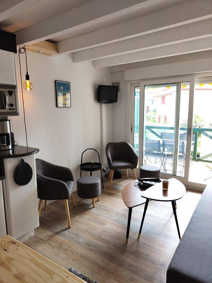 Gîte pour 5 personnes, avec Terrasse ainsi que Piscine et Vue dans Plage La Milady - 4