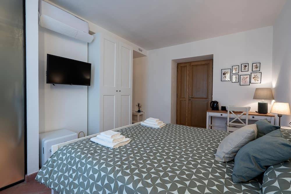 Cozy Country Farmhouse Surrounded by Nature · 3 Private Rooms · Near Pompeii in Casola di Napoli, Naples Province