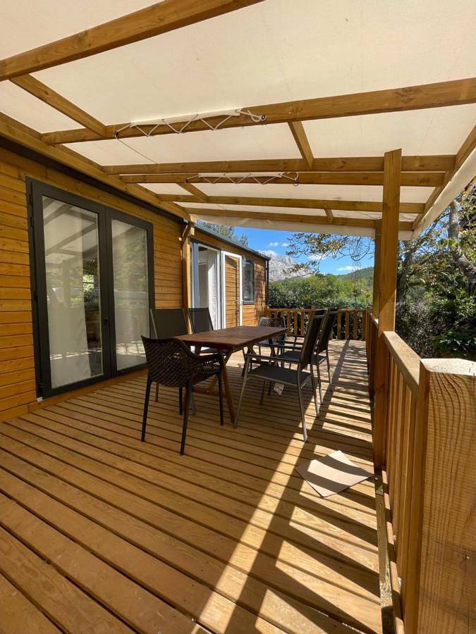 Camping pour 6 personnes, avec Terrasse et Jardin ainsi que Piscine et Vue
