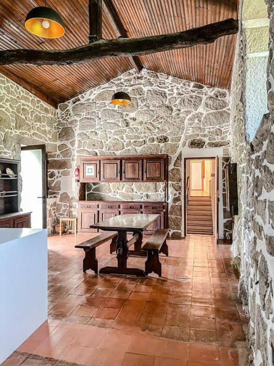 Casa rural para 8 personas, con vistas y piscina además de terraza y jardín en Amares